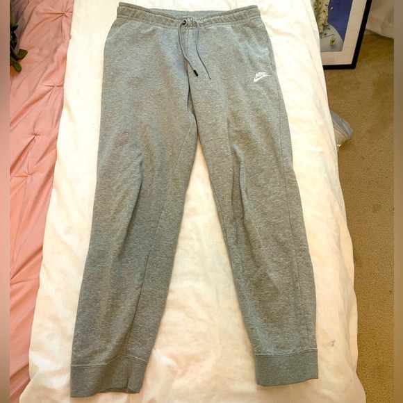Nike Joggers - Picture 1 of 3